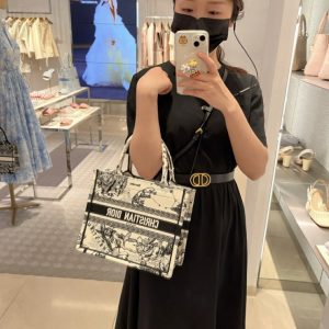 dior BOOK TOTE 手袋M1265ZRHZ_M941上身效果图北京东城区