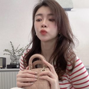 迪奥包包官网 DIOR LADY S0856ONGE_M49P上身效果图