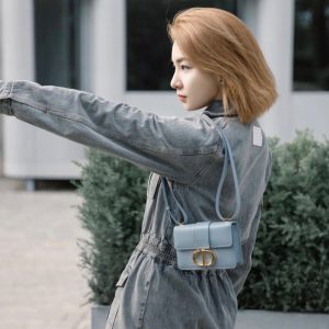 迪奥手袋Dior 30 Montaigne 蒙田 S2110UMOS_M991上身效果图