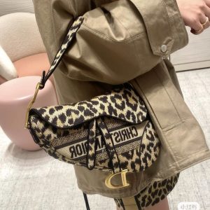 迪奥马鞍包Dior Saddle豹纹系列M0446CRHM_M918上身效果图
