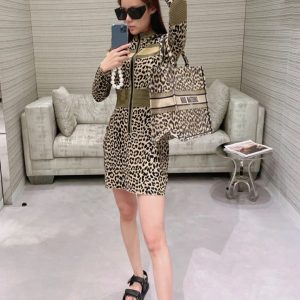 迪奥手袋豹纹系列 Dior Book Tote M1286ZRHM_M918上身效果图