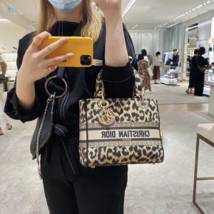 迪奥五格手袋Lady Dior豹纹系列M0565ORHM_M918上身效果图