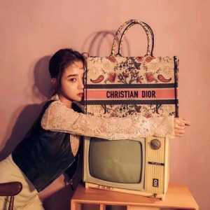 迪奥手袋大号 Dior Book Totee春夏最新配色上身效果图