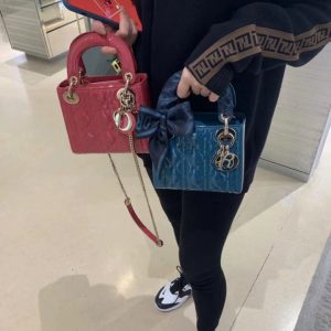 迪奥三格漆皮手袋LADY DIOR M0505OWCB_M71P 17CM上身效果图