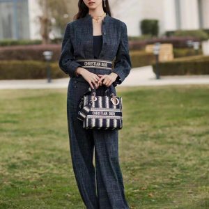 迪奥手袋五格深蓝色最新条纹系列Lady Dior 24CM上身效果图
