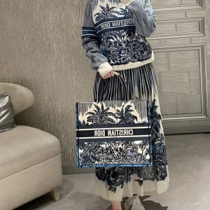 迪奥手袋最新款夏日椰林 Dior Book Tote 42CM上身效果图