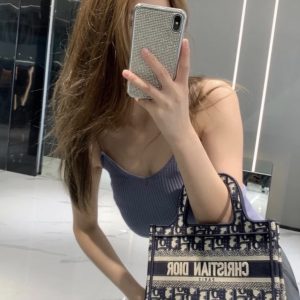 迪奥迷你手袋字母横纹系列 Dior Book Tote 23CM上身效果图
