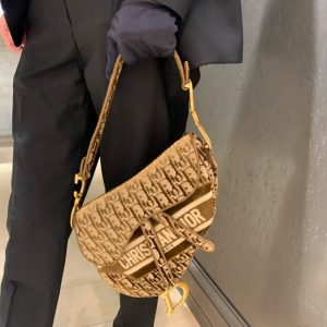 Dior迪奥马鞍包秋冬最新天鹅绒Saddle Bag焦糖棕上身效果图