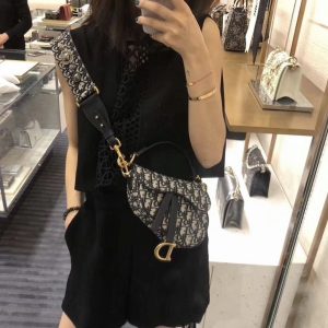 迪奥迷你马鞍包Dior Oblique 印花 M0447CTZQ_M928上身效果图