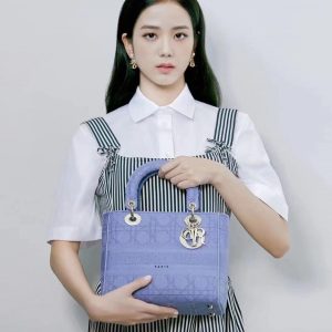 迪奥帆布手袋最新雾霾蓝Lady Dior 24CM上身效果图