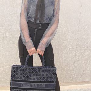 迪奥大号手袋天鹅绒最新格子系列 Dior Book Tote上身效果图