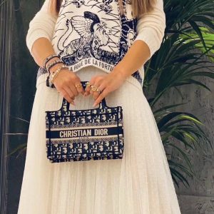 迪奥手袋mini字母 蓝Dior Book Tote 23CM上身效果图
