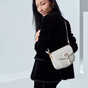 迪奥手袋中号奶白色Dior Bobby M9319UMOL_M030 上身效果图