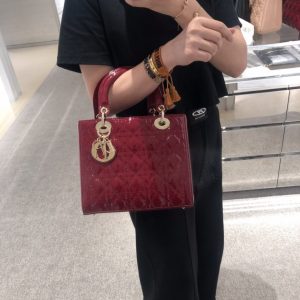 迪奥手袋价格及图片 Lady Dior最新翻盖漆皮五格上身效果图