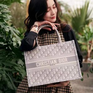 迪奥手袋小号灰色字母Dior Book Tote 36CM上身效果图