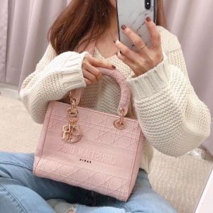 迪奥戴妃包最新款 Lady Dior 24CM上身效果图