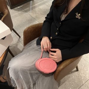思琳化妆包CelinCUIR TRIOMPHE 198613DU6.25FO上身效果图