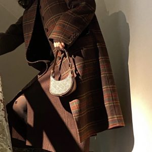 Celine思琳迷你AVA手袋腋下包黄褐色10I602DS1.04LU上身图