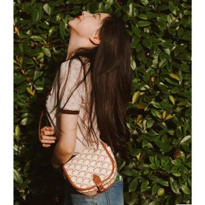 思琳手袋七夕限定红色 Celine FOLCO 191502BZJ.27ED上身图