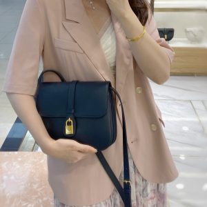 思琳手袋中号挂锁包Celine TABOU 196583DK1.10AN上身图