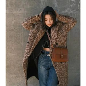 思琳手袋中号挂锁包Celine TABOU 196583DK1.10AN上身图