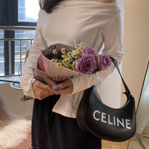 Celine AVA 思琳牛皮革手袋黑色193953DEE.01BC上身图
