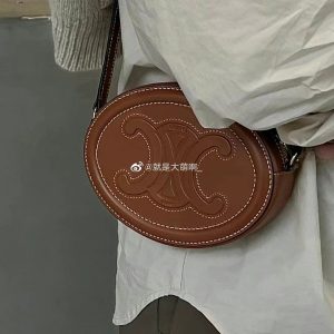 Celine TRIOMPHE思琳斜挎椭圆形钱包10I703DPQ.04LU上身图