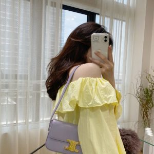 Turkey Celine  Triomphe Shoulder Bag思琳手袋丁香紫上身图