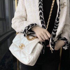 JapanCHANEL香奈儿手袋𝟏𝟗 ΒAG珠光白香奈儿包包官网上身图