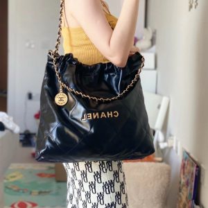 𝗖𝗛𝗔𝗡𝗘𝗟 2022香奈儿春夏新款𝟐𝟐手袋黑色香奈儿的女包上身图