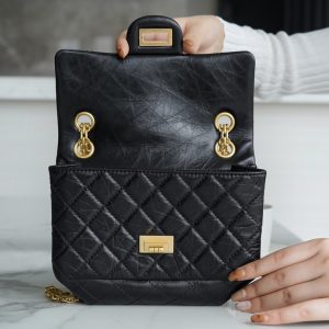 𝗖𝗵𝗮𝗻𝗲𝗹 香奈儿复刻2.55 𝗠𝗶𝗻𝗶 黑金手袋五金细节特写图