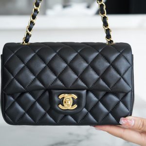𝗖𝗛𝗔𝗡𝗘𝗟Classic Flap香奈儿𝒎𝒊𝒏𝒊口盖包黑羊金香奈儿包包官网