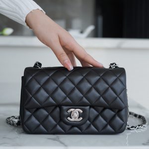 𝗖𝗛𝗔𝗡𝗘𝗟Classic Flap香奈儿𝒎𝒊𝒏𝒊口盖包黑羊金香奈儿包包官网