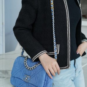 香奈儿𝗖𝗛𝗔𝗡𝗘𝗟 2022丹宁牛仔浅蓝色小号香奈儿女式包包上身图