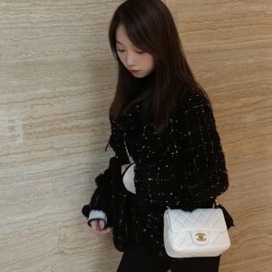 𝗖𝗛𝗔𝗡𝗘𝗟香奈儿𝐂𝐅金属球 方胖子 仙女白️香奈儿女式包包上身图