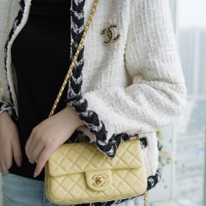 𝗖𝗛𝗔𝗡𝗘𝗟香奈儿𝐂𝐅金属球 𝑴𝒊𝒏𝒊小鸡黄香奈儿女款大包上身图