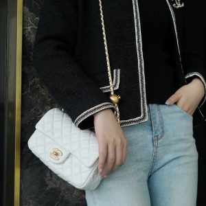 𝗖𝗛𝗔𝗡𝗘𝗟香奈儿𝐂𝐅 大𝐦𝐢𝐧𝐢金属球 白色香奈儿女款包包上身图