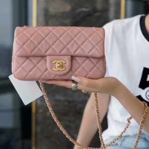 𝗖𝗛𝗔𝗡𝗘𝗟CF金属球大mini方胖子干枯玫瑰粉香奈儿的包上身图