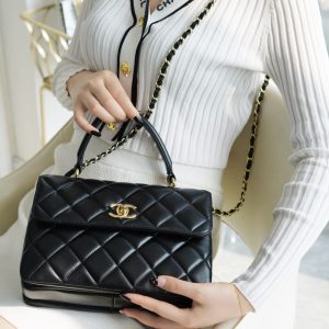 香奈儿口盖包𝑪𝒉𝒂𝒏𝒆𝒍 𝑻𝒓𝒆𝒏𝒅𝒚 𝑪𝒄香奈儿包包官网上身图