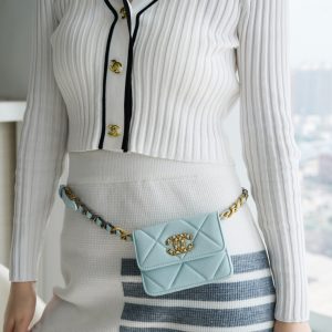 𝗖𝗛𝗔𝗡𝗘𝗟香奈儿秋冬新款迷你小腰包 淡蓝香奈儿的包上身图