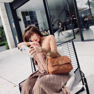 𝗖𝗛𝗔𝗡𝗘𝗟 香奈儿手袋焦糖色小号官方网站香奈儿包包上身图