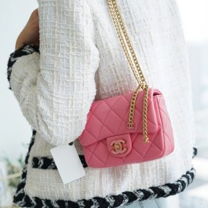 𝗖𝗛𝗔𝗡𝗘𝗟口盖包2022珐琅扣方胖子 粉色香奈儿女式包包上身图