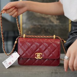 香奈儿cf包官网价格𝗖𝗛𝗔𝗘𝗡𝗟双金球 𝗖𝗳 𝗠𝗶𝗻𝗶 𝟏𝟗𝐜𝐦酒红色