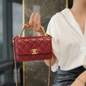 香奈儿cf包官网价格𝗖𝗛𝗔𝗘𝗡𝗟双金球 𝗖𝗳 𝗠𝗶𝗻𝗶 𝟏𝟗𝐜𝐦酒红色上身图