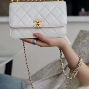 香奈儿迷你口盖包𝗖𝗛𝗔𝗘𝗡𝗟双金球 𝗖𝗳 𝗠𝗶𝗻𝗶 𝟏𝟗𝐜𝐦白色上身图