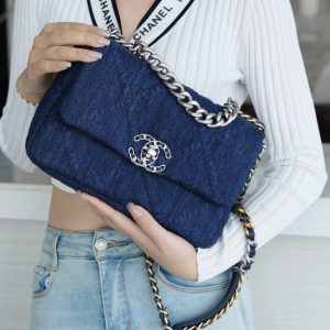 𝗖𝗛𝗔𝗡𝗘𝗟香奈儿22p丹宁深色牛仔 小号香奈儿女式包包上身图