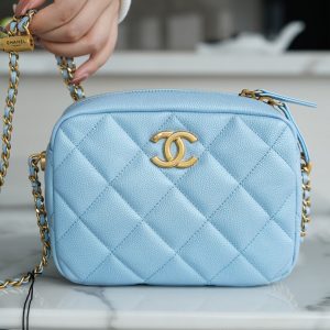 𝗖𝗛𝗔𝗡𝗘𝗟香奈儿𝟮𝟭/𝟮𝟮秋冬新品子弹壳横款相机包梦幻蓝