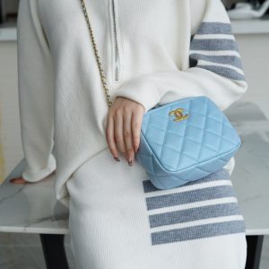 𝗖𝗛𝗔𝗡𝗘𝗟香奈儿𝟮𝟭/𝟮𝟮秋冬新品子弹壳横款相机包梦幻蓝上身图