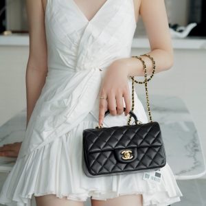 𝗖𝗛𝗔𝗡𝗘𝗟春夏新款手柄ℂ𝔽 𝑀𝑖𝑛𝑖✦黑色香奈儿女款包包上身图