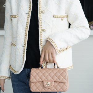 香奈儿𝗦𝘀春夏新款手柄CFmini 奶茶杏浅金香奈儿的女包上身图